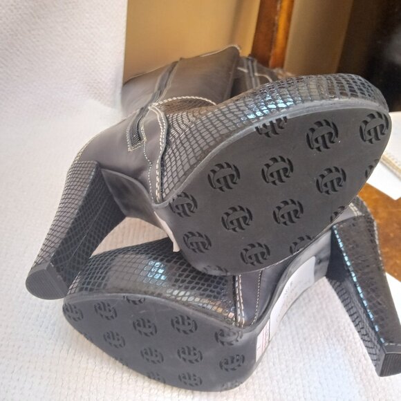 Black tall leather stiletto heel boots. - Picture 6 of 7